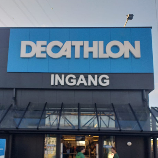 Gevelreclame voor Decathlon winkel, zowel ingang aanwijzer als merknaam
