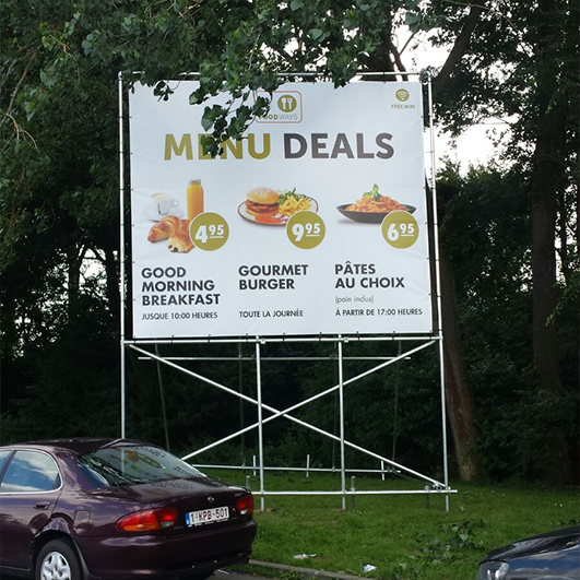 Menu deals voor Foodways met ijzeren frame en een op maat gemaakt spandoek