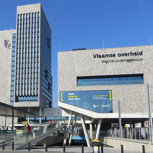 Outdoor raambestickering voor het gebouw van de Vlaamse Overheid aan het station van Gent-Sint-Pieters