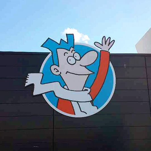 Creatieve plaatsing van het Weba logo aan de bovenkant van het gebouw