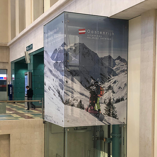 Marketing stickerreclame voor ski- en snowboard reizen op glas